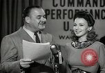 Image performances radio de commande Hollywood Los Angeles California USA, 1943, de la seconde 54 séquences d'archives historiques vidéo 65675032039