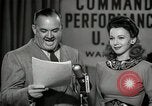 Image performances radio de commande Hollywood Los Angeles California USA, 1943, de la seconde 55 séquences d'archives historiques vidéo 65675032039