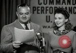 Image performances radio de commande Hollywood Los Angeles California USA, 1943, de la seconde 58 séquences d'archives historiques vidéo 65675032039