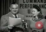 Image performances radio de commande Hollywood Los Angeles California USA, 1943, de la seconde 59 séquences d'archives historiques vidéo 65675032039