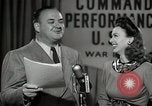 Image performances radio de commande Hollywood Los Angeles California USA, 1943, de la seconde 60 séquences d'archives historiques vidéo 65675032039