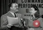 Image performances radio de commande Hollywood Los Angeles California USA, 1943, de la seconde 61 séquences d'archives historiques vidéo 65675032039