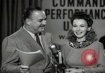 Image performances radio de commande Hollywood Los Angeles California USA, 1943, de la seconde 62 séquences d'archives historiques vidéo 65675032039