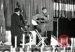 Immagine di Joshua Daniel White canta al Paul Robeson evento New York City USA, 1944, secondo 1 filmato di repertorio 65675032043