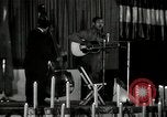 Immagine di Joshua Daniel White canta al Paul Robeson evento New York City USA, 1944, secondo 7 filmato di repertorio 65675032043