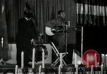 Immagine di Joshua Daniel White canta al Paul Robeson evento New York City USA, 1944, secondo 14 filmato di repertorio 65675032043