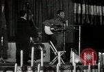 Immagine di Joshua Daniel White canta al Paul Robeson evento New York City USA, 1944, secondo 28 filmato di repertorio 65675032043