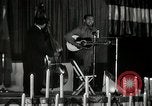 Immagine di Joshua Daniel White canta al Paul Robeson evento New York City USA, 1944, secondo 58 filmato di repertorio 65675032043