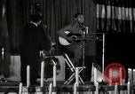 Immagine di Joshua Daniel White canta al Paul Robeson evento New York City USA, 1944, secondo 60 filmato di repertorio 65675032043