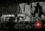Image Josh White joue alors que Pearl Primus danses New York City USA, 1944, de la seconde 4 séquences d'archives historiques vidéo 65675032044