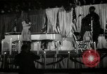 Image Josh White joue alors que Pearl Primus danses New York City USA, 1944, de la seconde 6 séquences d'archives historiques vidéo 65675032044