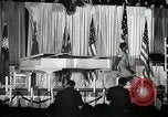 Image Josh White joue alors que Pearl Primus danses New York City USA, 1944, de la seconde 12 séquences d'archives historiques vidéo 65675032044