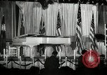 Image Josh White joue alors que Pearl Primus danses New York City USA, 1944, de la seconde 13 séquences d'archives historiques vidéo 65675032044