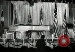 Image Josh White joue alors que Pearl Primus danses New York City USA, 1944, de la seconde 14 séquences d'archives historiques vidéo 65675032044