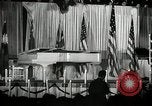 Image Josh White joue alors que Pearl Primus danses New York City USA, 1944, de la seconde 15 séquences d'archives historiques vidéo 65675032044