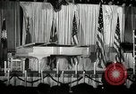 Image Josh White joue alors que Pearl Primus danses New York City USA, 1944, de la seconde 17 séquences d'archives historiques vidéo 65675032044