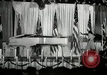 Image Josh White joue alors que Pearl Primus danses New York City USA, 1944, de la seconde 19 séquences d'archives historiques vidéo 65675032044