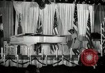 Image Josh White joue alors que Pearl Primus danses New York City USA, 1944, de la seconde 21 séquences d'archives historiques vidéo 65675032044