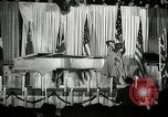 Image Josh White joue alors que Pearl Primus danses New York City USA, 1944, de la seconde 24 séquences d'archives historiques vidéo 65675032044