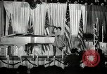 Image Josh White joue alors que Pearl Primus danses New York City USA, 1944, de la seconde 25 séquences d'archives historiques vidéo 65675032044