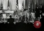Image Josh White joue alors que Pearl Primus danses New York City USA, 1944, de la seconde 50 séquences d'archives historiques vidéo 65675032044