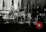 Image Josh White joue alors que Pearl Primus danses New York City USA, 1944, de la seconde 55 séquences d'archives historiques vidéo 65675032044