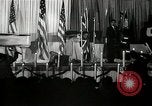 Image Josh White joue alors que Pearl Primus danses New York City USA, 1944, de la seconde 56 séquences d'archives historiques vidéo 65675032044
