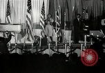 Image Josh White joue alors que Pearl Primus danses New York City USA, 1944, de la seconde 58 séquences d'archives historiques vidéo 65675032044