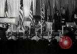 Image Josh White joue alors que Pearl Primus danses New York City USA, 1944, de la seconde 59 séquences d'archives historiques vidéo 65675032044