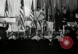 Image Josh White joue alors que Pearl Primus danses New York City USA, 1944, de la seconde 60 séquences d'archives historiques vidéo 65675032044