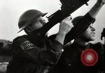 Standbild deutsche Angriff über England als britische einen Krieg vorbereiten London England Vereinigtes Königreich, 1941, aus Sekunde 8 historischem Filmmaterial Videoclip 65675032053