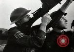 Standbild deutsche Angriff über England als britische einen Krieg vorbereiten London England Vereinigtes Königreich, 1941, aus Sekunde 9 historischem Filmmaterial Videoclip 65675032053