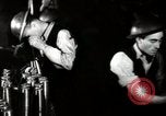 Standbild deutsche Angriff über England als britische einen Krieg vorbereiten London England Vereinigtes Königreich, 1941, aus Sekunde 32 historischem Filmmaterial Videoclip 65675032053