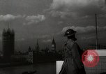 Standbild deutsche Angriff über England als britische einen Krieg vorbereiten London England Vereinigtes Königreich, 1941, aus Sekunde 37 historischem Filmmaterial Videoclip 65675032053