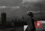Standbild deutsche Angriff über England als britische einen Krieg vorbereiten London England Vereinigtes Königreich, 1941, aus Sekunde 38 historischem Filmmaterial Videoclip 65675032053