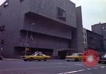 Immagine di Persone ed edifici New York City USA, 1976, secondo 58 filmato di repertorio 65675032060