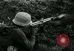 Immagine di Le forze tedesche la difesa contro i sovietici durante l offensiva di Riga Lettonia, 1944, secondo 19 filmato di repertorio 65675032096