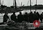 Image 'échange de prisonniers de guerre fin Seconde Guerre Mondiale France, 1945, de la seconde 20 séquences d'archives historiques vidéo 65675032098