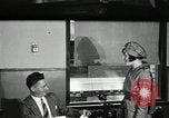 Image femmes livrent des télégrammes New York United States USA, 1930, de la seconde 8 séquences d'archives historiques vidéo 65675032159