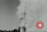 Immagine di La trivellazione petrolifera derrick United States USA, 1940, secondo 15 filmato di repertorio 65675032168