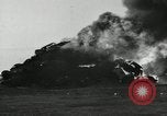 Standbild Bonfire von Autos United States USA, 1939, aus Sekunde 44 historischem Filmmaterial Videoclip 65675032191