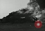 Standbild Bonfire von Autos United States USA, 1939, aus Sekunde 47 historischem Filmmaterial Videoclip 65675032191