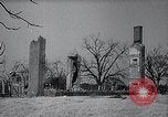 Immagine di Vacante e danneggiato dalla guerra civile case coloniche United States USA, 1937, secondo 61 filmato di repertorio 65675032220