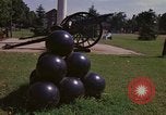 Image des canons et des boulets de canon Washington DC USA, 1974, de la seconde 23 séquences d'archives historiques vidéo 65675032279