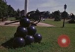 Image des canons et des boulets de canon Washington DC USA, 1974, de la seconde 27 séquences d'archives historiques vidéo 65675032279