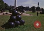 Image des canons et des boulets de canon Washington DC USA, 1974, de la seconde 30 séquences d'archives historiques vidéo 65675032279