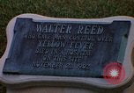 Standbild Walter Reed Gedenktafel Fort Lesley J McNair Washington DC USA, 1974, aus Sekunde 23 historischem Filmmaterial Videoclip 65675032282