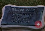 Standbild Walter Reed Gedenktafel Fort Lesley J McNair Washington DC USA, 1974, aus Sekunde 25 historischem Filmmaterial Videoclip 65675032282