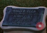 Standbild Walter Reed Gedenktafel Fort Lesley J McNair Washington DC USA, 1974, aus Sekunde 26 historischem Filmmaterial Videoclip 65675032282