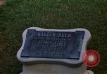 Standbild Walter Reed Gedenktafel Fort Lesley J McNair Washington DC USA, 1974, aus Sekunde 27 historischem Filmmaterial Videoclip 65675032282